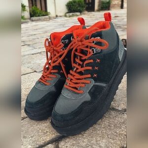 ugg highland hi heritage sneaker Boots  Youth Size 5.5